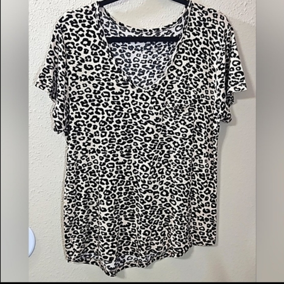 Rue 21 Favorite Animal Print V-Neck Tee Size Large - Picture 11 of 11